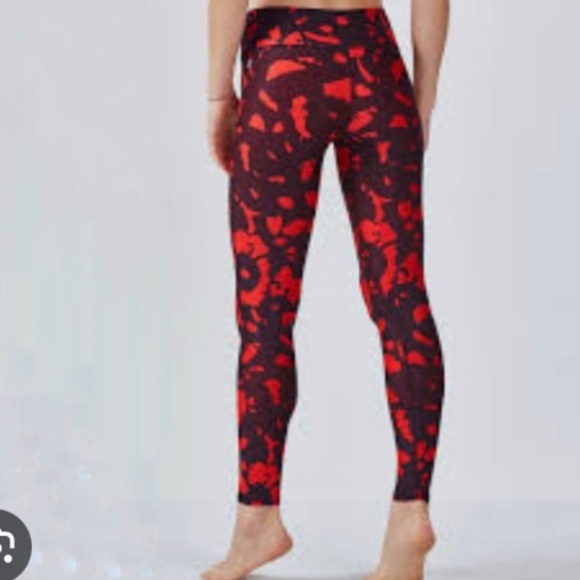 M | Red/Maroon Legginng - Picture 1 of 4